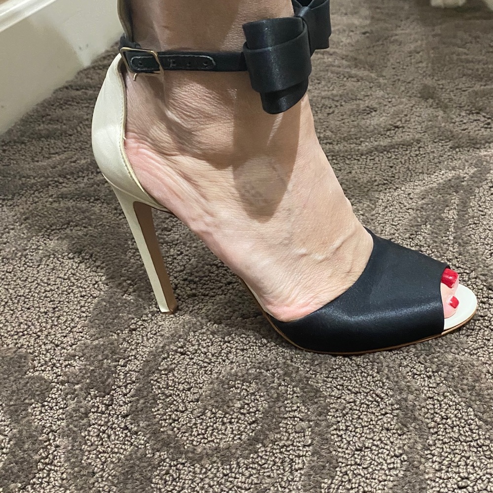 Gianvito Rossi bow heels